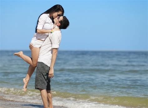 Hombre y mujer haciendo el amor en la cama. La chica se sienta。